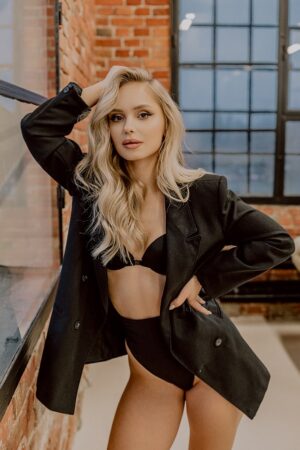 portretowe-fotograf-krakow-wroclaw-fotografia-portretowa-kobieca-sensualna-msalawa-mateusz-salawa-portret-piekna-kobieta-sesja-zdjeciowa-w-studio-bielizna-buduar-modelka-5